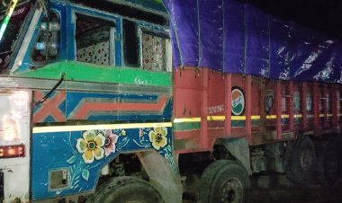 নিশা বাইহাটা চাৰিআলিত গৰুভৰ্তি ১৪ চকীয়া ট্ৰাক জব্দ। চালকক আটক।