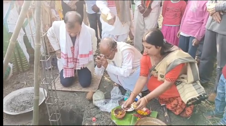 নগাঁও প্ৰগতি সংঘৰ স্থায়ী কাৰ্যালয় গৃহনিৰ্মাণৰ শুভাৰম্ভ কৰে বিধায়ক ড°পৰমানন্দ ৰাজবংশীয়েঃ