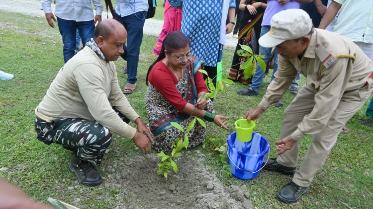 দৰঙৰ আদৰ্শ মহিলা মহাবিদ্যালয়ৰ চৌহদত অমৃত বৃক্ষ আন্দোলনৰ অধীনত গছপুলি ৰোপণৰ শুভাৰম্ভ