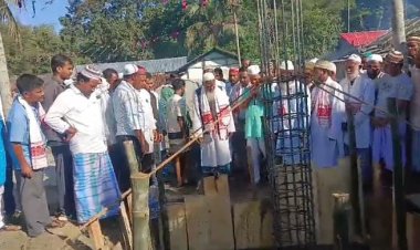 দলৰমূৰ জামে মছজিদৰ নতুন আন্তঃগাথঁনিৰ লাইখুটা স্থাপন কৰিলে হিন্দু -মুছলমানে একেলগে ।